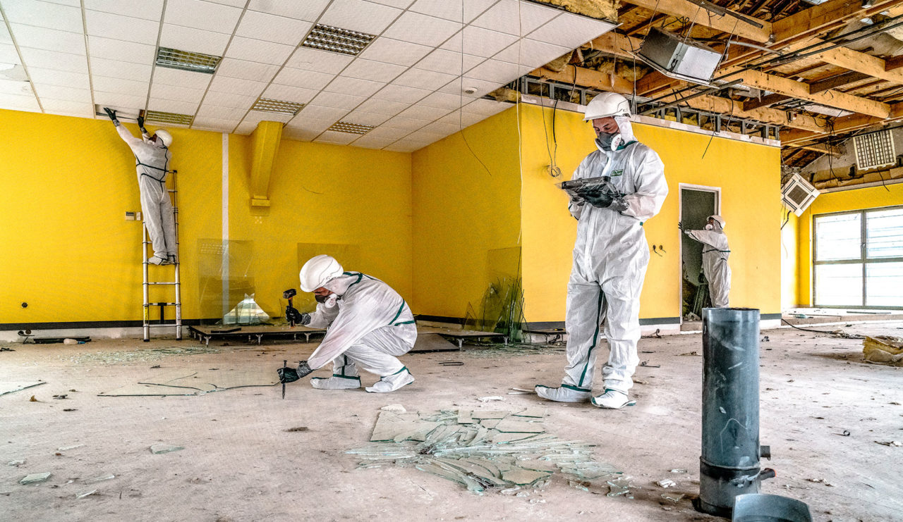 Chantier de désamiantage en Île-de-France